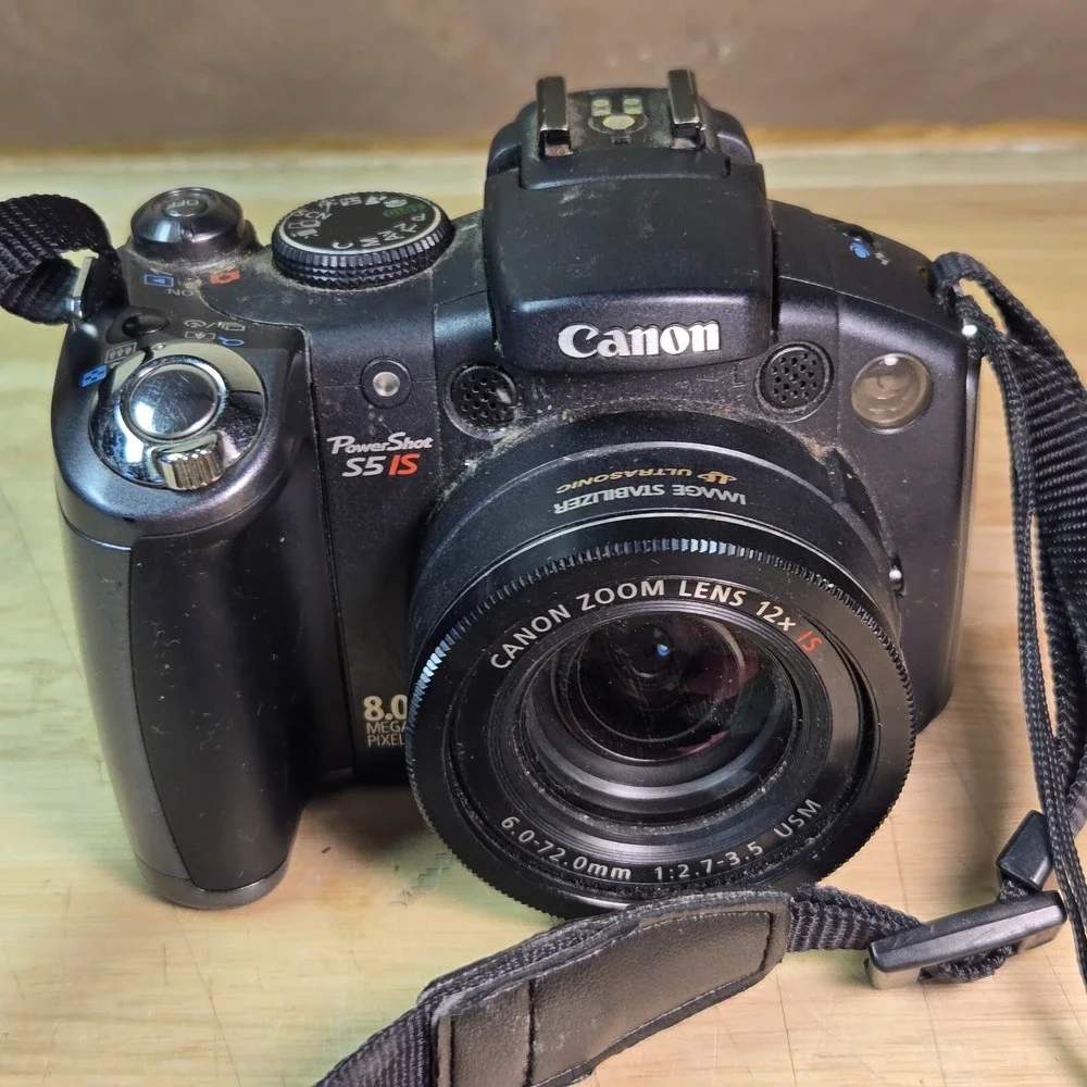 CANON POWERSHOT S5 IS BLACK 12X OPTICAL ZOOM DIGITAL CAMERA FOR PARTS Powers on